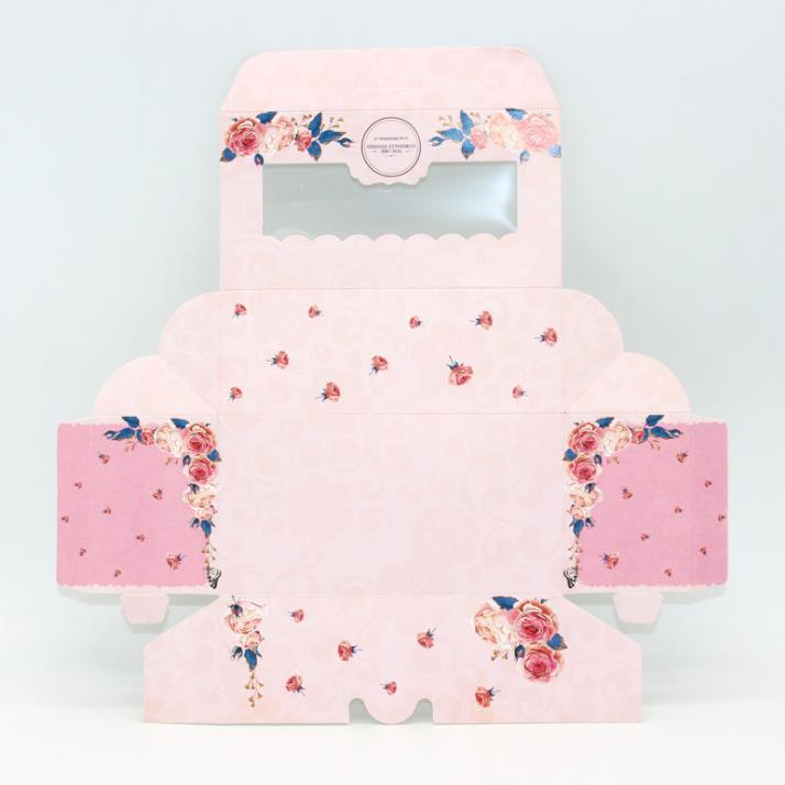 Továrenská cena sendvič zabalený v béžovej sulfátovej papierovej krabici so sebou ted baker window box