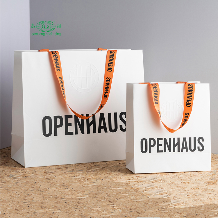 Personalizované logo obchodné tašky na balenie oblečenia na zákazku nákupné papierové tašky