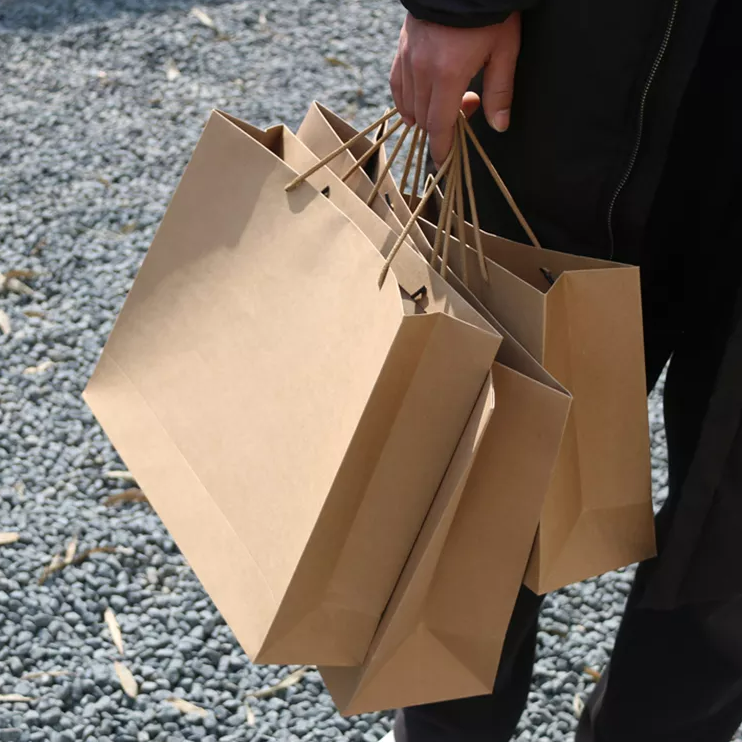 Prispôsobená papierová taška so sebou na nákup módne oblečenie papierová taška hnedé kraft papierové tašky