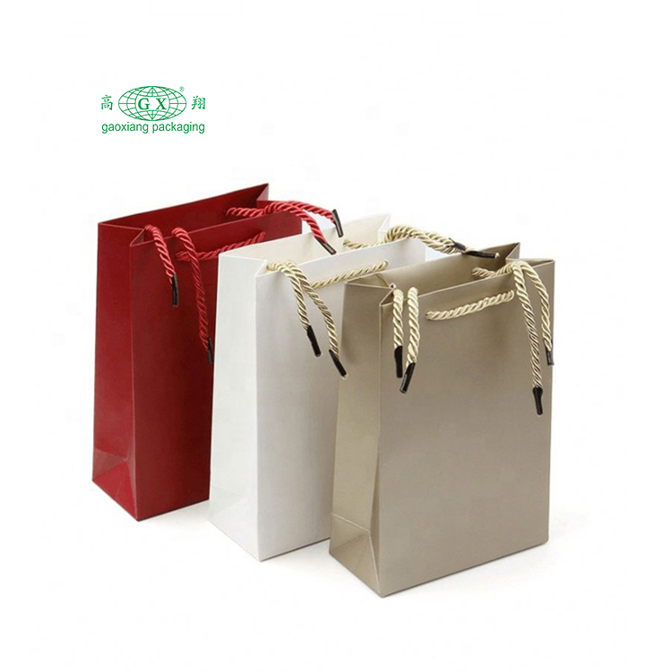 Továrenské vlastné logo bolsas de papel luxusné darčekové balenie taška opakovane použiteľná papierová nákupná taška